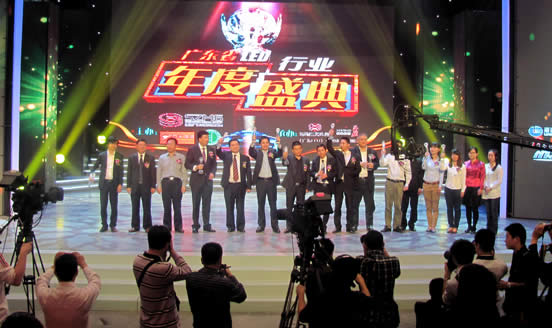 2011廣東LED行業年度盛典 聯建光電董事長劉虎軍先生上臺領獎