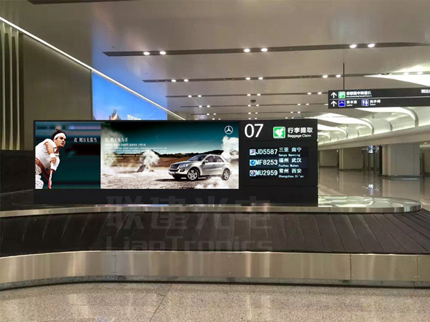 聯(lián)建光電在蘭州機(jī)場(chǎng)打造了16臺(tái)LED小間距廣告刷屏機(jī)