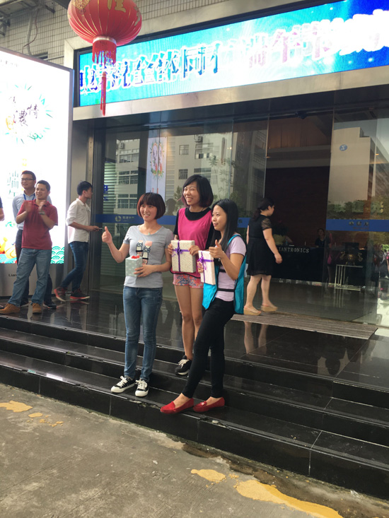 聯(lián)建光電組織“同心協(xié)力八人走路比賽”、“撕名牌”等活動迎接“端午節(jié)”
