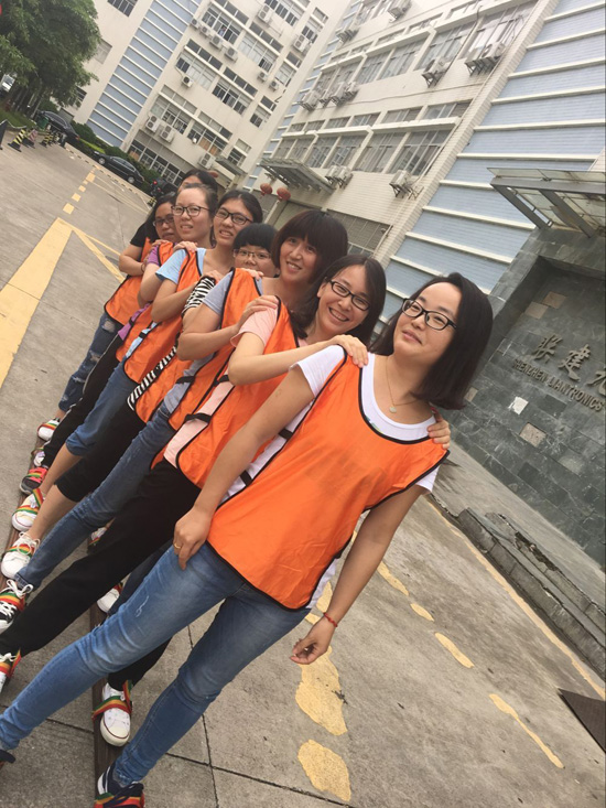 聯(lián)建光電組織“同心協(xié)力八人走路比賽”、“撕名牌”等活動迎接“端午節(jié)”
